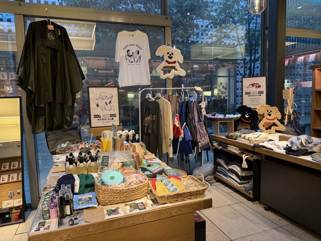 会場の様子。犬のイラストのTシャツやグッズ、ケアアイテムが並ぶ。