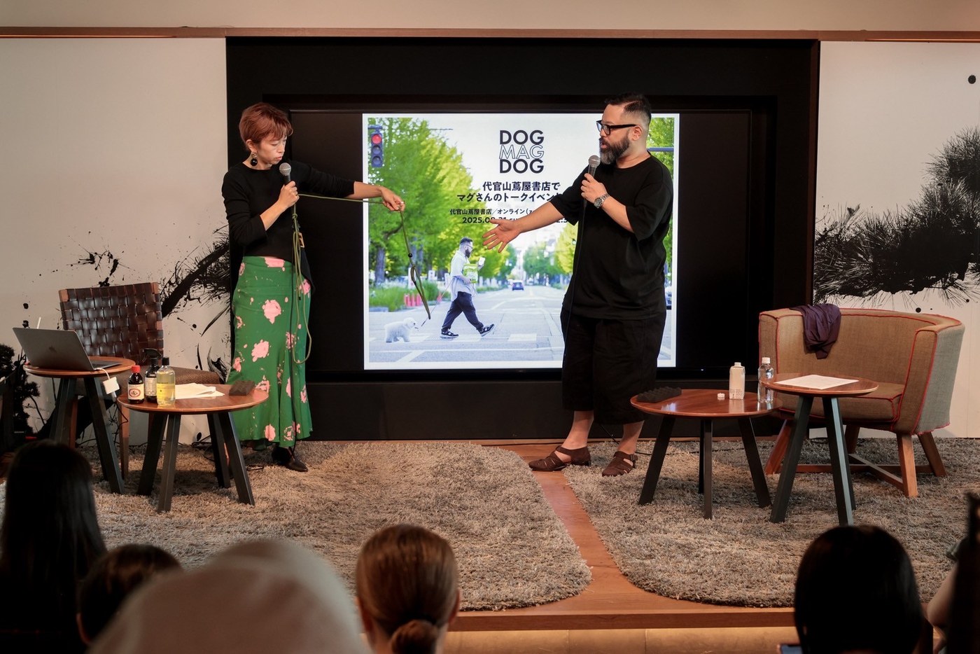 代官山 蔦屋書店でのマグさんのトークイベント。スクリーンに犬と歩く写真。