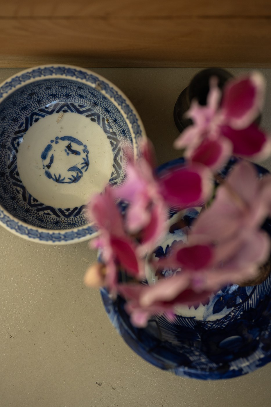 染付の皿と、花を生けた鉢を上から。